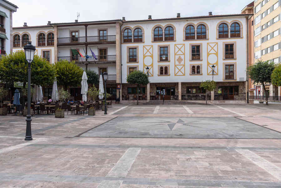 Principado de Asturias 009 - Cangas de Onís - plaza María Beceña.jpg